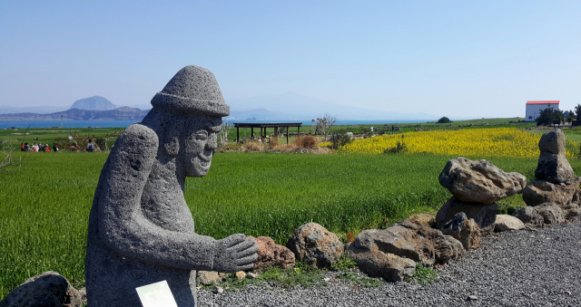 가파도는 제주도 본섬과 마라도 사이에 있는 섬이다. 돌하르방과 청보리밭,유채꽃이 어울려 장관을 이룬다.