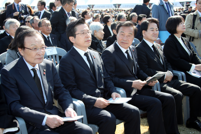 3일 오전 제주 4·3평화공원에서 4·3평화재단 관계자와 유족 등이 참석해 열린 제71주년 제주 4·3 희생자 추념식에 각 정당 대표들이 참석해 있다. 왼쪽부터 더불어민주당 이해찬 대표, 자유한국당 황교안 대표, 바른미래당 손학규 대표, 민주평화당 정동영 대표, 정의당 이정미 대표. 연합뉴스