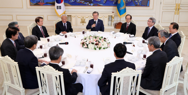 문재인 대통령이 3일 청와대에서 열린 경제계 원로 초청 오찬 간담회에서 인사말을 하고 있다. 문 대통령부터 오른쪽으로 전윤철 전 감사원장, 정운찬 한국 야구위원회 총재(전 국무총리), 박봉흠 SK 사외이사(전 기획예산처 장관), 최정표 KDI 원장, 김수현 정책실장, 주형철 경제보좌관, 윤종원 경제수석, 노영민 비서실장, 이제민 국민경제자문회의 부의장, 김중수 한림대 총장(전 한은총재), 강철규 서울시립대 명예교수(전 공정거래위원장), 박승 중앙대 명예교수(전 한은총재). 연합뉴스