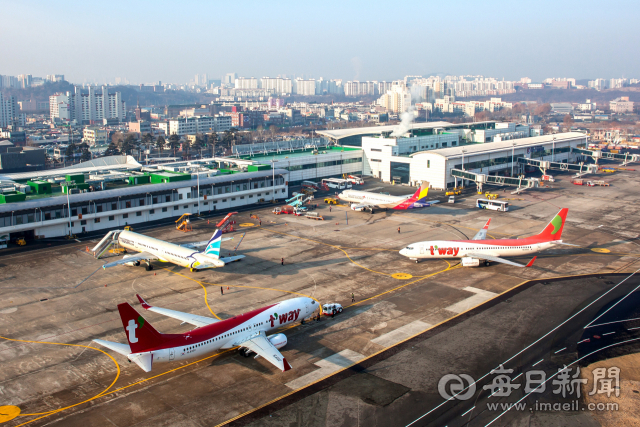 정부가 군공항(K2) 이전 후보지를 연내 결정하겠다고 약속하면서 내년부터 민간공항 이전까지 본궤도에 오를 전망이다. 대구국제공항 계류장 모습. 매일신문 DB