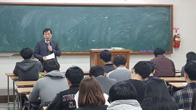 김규원 경북대학교 사회학과 교수가 강의실에서 대구·경북지역학 수업 오리엔테이션을 진행하고 있다.
