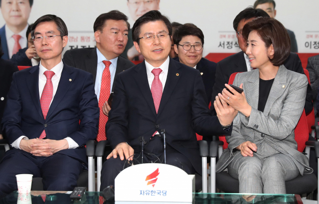 자유한국당 황교안 대표와 나경원 원내대표 등이 3일 저녁 서울 영등포 중앙당사에서 밝은 표정으로 4.3 보궐선거 개표방송을 지켜보며 얘기하고 있다. 연합뉴스