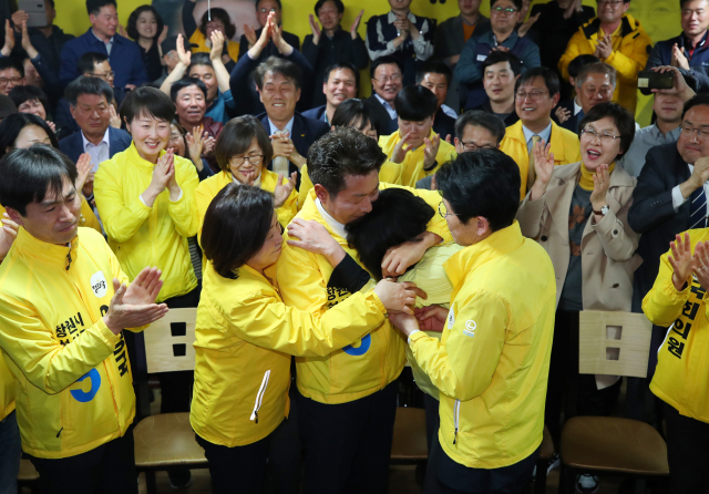 4·3 국회의원 보궐선거 창원성산에 출마한 정의당 여영국 후보와 심상정 의원이 창원시 선거사무실에서 당선 결정되자 환호하고 있다. 연합뉴스