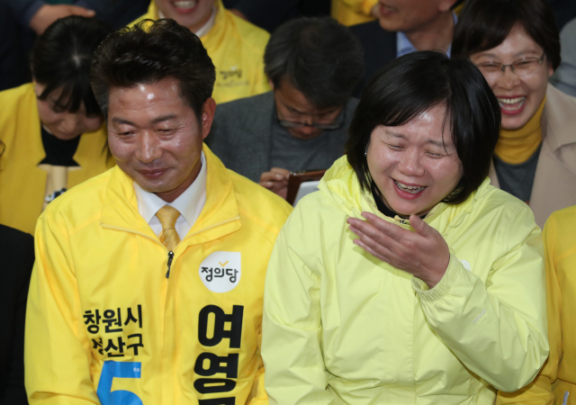 3일 정의당 이정미 대표가 4·3 국회의원 보궐선거 창원성산에 출마한 여영국 후보 사무실에서 개표방송을 보던중 표 차이가 좁혀지자 울먹이고 있다. 연합뉴스