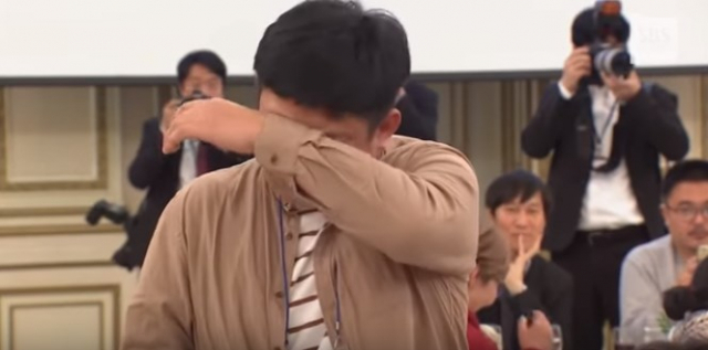 문재인 대통령 앞에서 청년들의 어려움을 대변하며 눈물 보인 한 청년 단체 대표가 화제다. YTN 영상 캡처