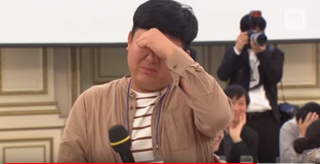 문재인 대통령 앞에서 청년들의 어려움을 대변하며 눈물 보인 한 청년 단체 대표가 화제다. YTN 영상 캡처