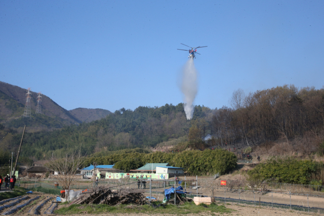 4일 오전 경북 포항시 남구 대송면 운제산 자락에서 헬기가 산불을 끄고 있다. 이곳에서는 3일 오후 7시 52분께 불이 나 포항시와 소방당국이 밤새 진화했다. 연합뉴스 #포항 산불