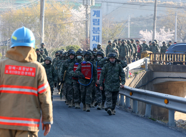 4일 오전 경북 포항시 남구 대송면 대각리에서 해병대원이 산불을 끄기 위해 마을 안으로 들어가고 있다. 연합뉴스 #포항 산불