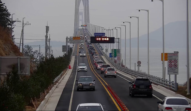 전남 신안 압해와 암태도를 이은 천사대교가 설 연휴를 맞아 개통한 가운데 3일 오전 많은 차량들이 다리를 이용하고 있다. 다리가 놓이기 전에는 송공항에서 3∼4시간 기다린 후 배를 30분 동안 타고 들어가야 했던 귀성객들은 이제 단 7분이면 바다를 건널 수 있다. 자료사진 연합뉴스 #천사대교