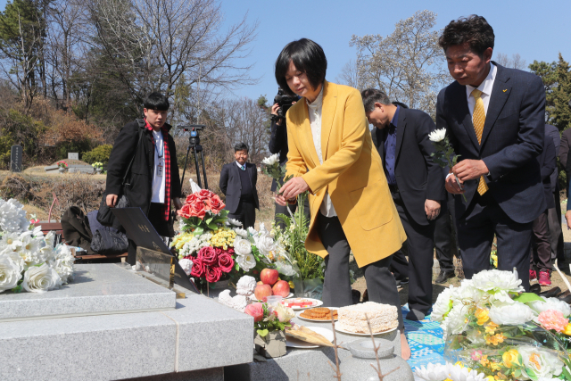 4·3 보궐선거에서 고 노회찬 전 의원의 지역구였던 경남 창원성산에서 당선된 여영국 정의당 의원(오른쪽)이 4일 경기도 남양주시 모란공원의 노회찬 묘소를 찾아 이정미 정의당 대표와 헌화하고 있다. 연합뉴스