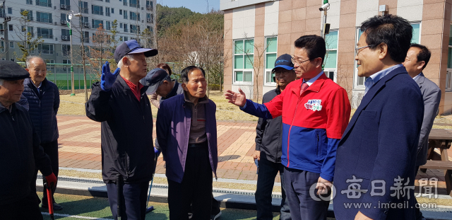 이철우 경북도지사가 봉화 주민과 대화를 나누고 있다. 마경대 기자