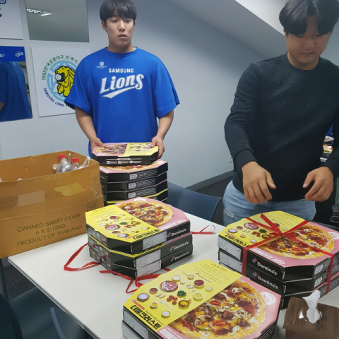 3일 KIA 타이거즈전에서 프로 데뷔 3년 만에 첫 승리를 따낸 삼성 라이온즈 우완 최지광(오른쪽)이 4일 오후 원태인 등 삼성 선수단에 피자 20판을 돌렸다. 삼성 라이온즈 제공