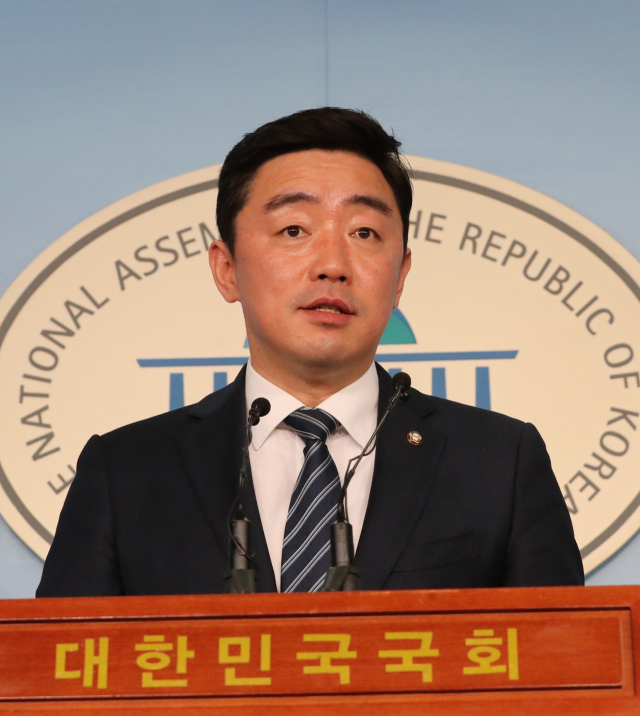 26일 국회 정론관에서 민주당 총선공천제도기획단 강훈식 간사가 회의결과 관련 기자회견을 하고 있다. 연합뉴스