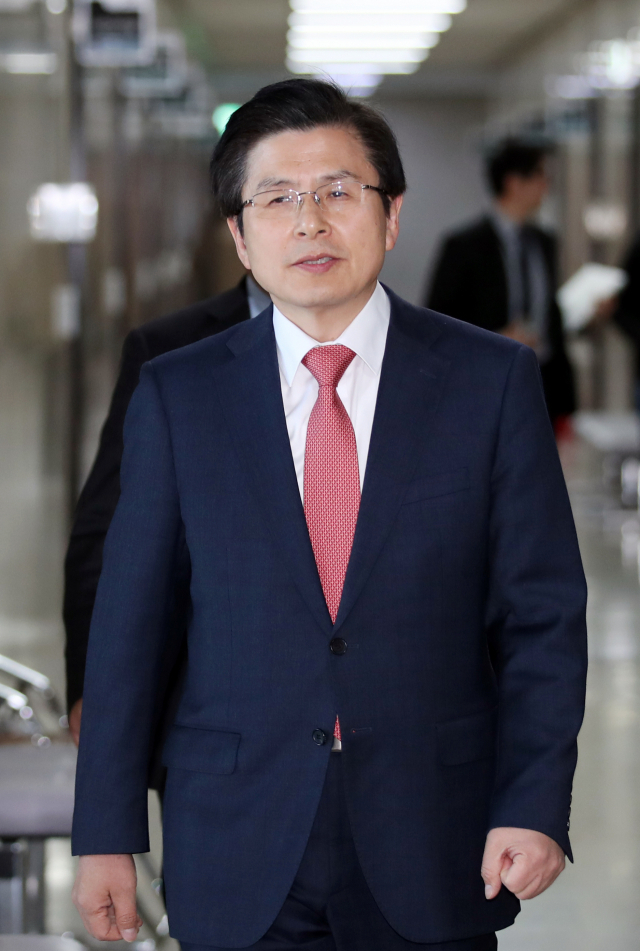자유한국당 황교안 대표가 4일 오후 서울 여의도 국회에서 기자간담회장으로 이동하고 있다. 연합뉴스