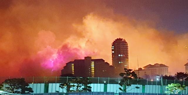 4일 오후 7시 17분께 강원도 고성군 토성면 콘도 주변 산에 불이나 번지고 있다. 연합뉴스