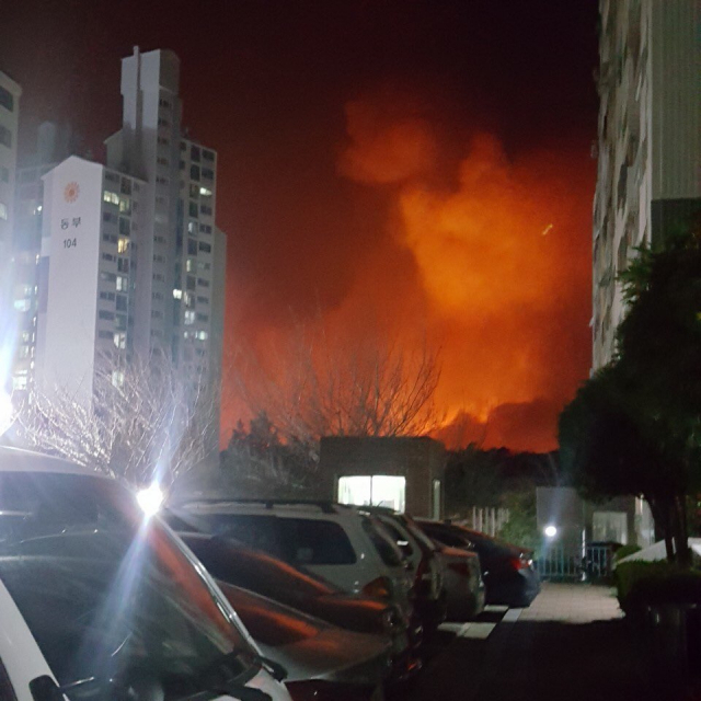 [현장사진] 속초 아파트단지에서 보이는 산불