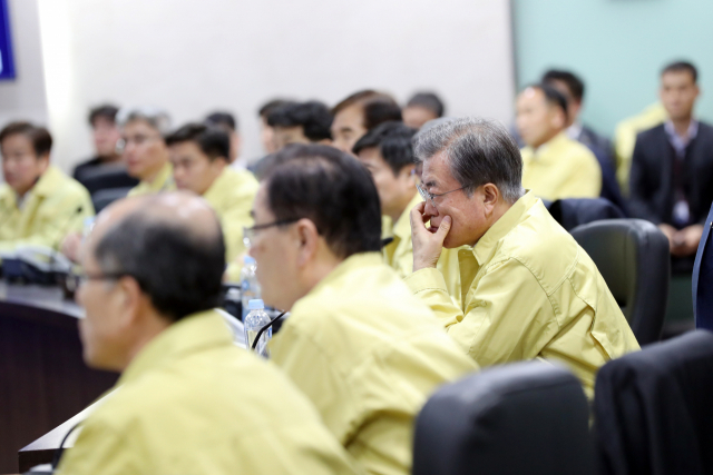 문재인 대통령이 5일 오전 0시부터 47분까지 국가위기관리센터에서 강원도 고성군 인제군 산불 관련해 중앙재난대책본부, 국방부, 소방청, 속초시 등 관계기관으로부터 긴급상황보고를 받고 있다. 연합뉴스