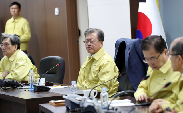 문재인 대통령이 5일 오전 0시부터 47분까지 국가위기관리센터에서 강원도 고성군 인제군 산불 관련해 중앙재난대책본부, 국방부, 소방청, 속초시 등 관계기관으로부터 긴급상황보고를 받고 있다. 연합뉴스