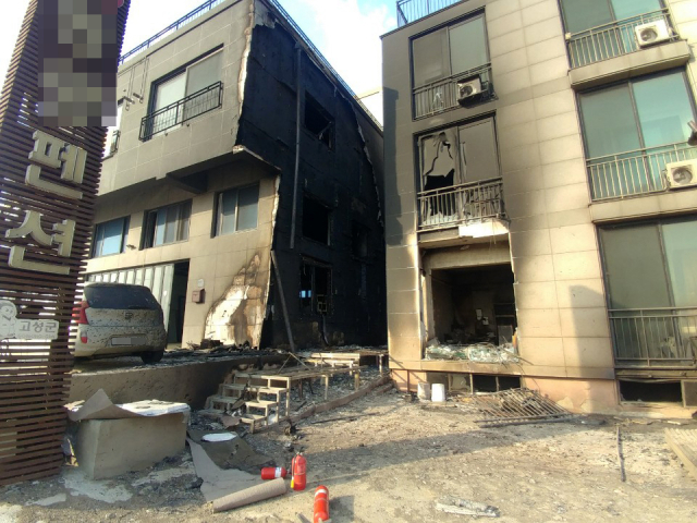 강원 고성·속초 일대 산불로 5일 오전 고성군 토성면 봉포리 한 펜션 부근이 깡그리 불에 탄 모습이다. 연합뉴스 #속초 산불 #고성 산불 #강릉 산불 #강원도 산불