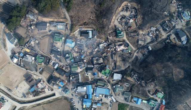 5일 오전 전날 강원도 고성군 토성면에서 시작된 산불이 번진 속초시 장천마을 곳곳 가옥들이 불에 타 무너져 있다. 연합뉴스 #속초 산불 #고성 산불 #강릉 산불 #강원도 산불