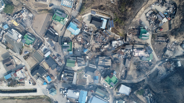 5일 오전 전날 강원도 고성군 토성면에서 시작된 산불이 번진 속초시 장천마을 곳곳 가옥들이 불에 타 무너져 있다. 연합뉴스 #속초 산불 #고성 산불 #강릉 산불 #강원도 산불