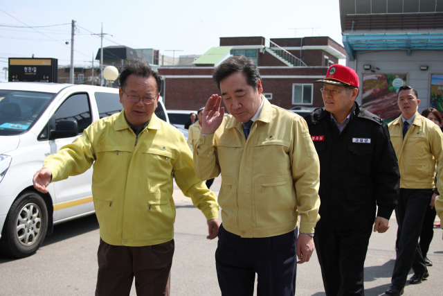 이낙연 국무총리가 5일 산불 화재 현장상황실이 설치된 강원도 고성군 토성면 행정복지센터를 방문해 김부겸 행정안전부 장관(왼쪽)에게 관련 설명을 듣고 있다. 연합뉴스
