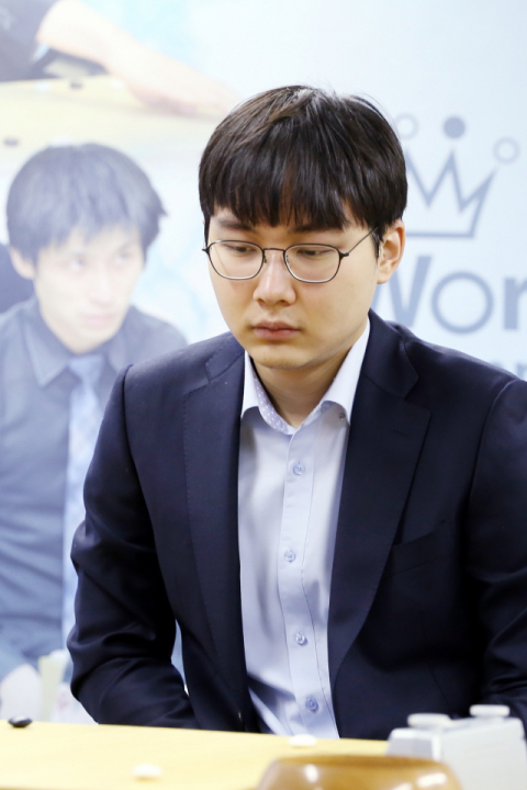 박정환 9단이 중국의 커제 9단과 지난달 20일 일본 도쿄 일본기원에서 열린 월드바둑챔피언십 결승전에서 대국하고 있다. 박정환은 이날 커제와 287수까지 가는 대접전 끝에 흑으로 1집 반승을 거뒀다. 연합뉴스