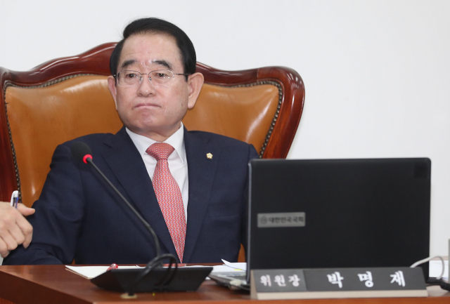 7일 오후 국회에서 열린 윤리특별위원회에서 박명재 위원장이 5.18 망언 의원 관련 여·야 의원들의 발언이 이어지자 굳은 표정으로 지켜보고 있다. 연합뉴스