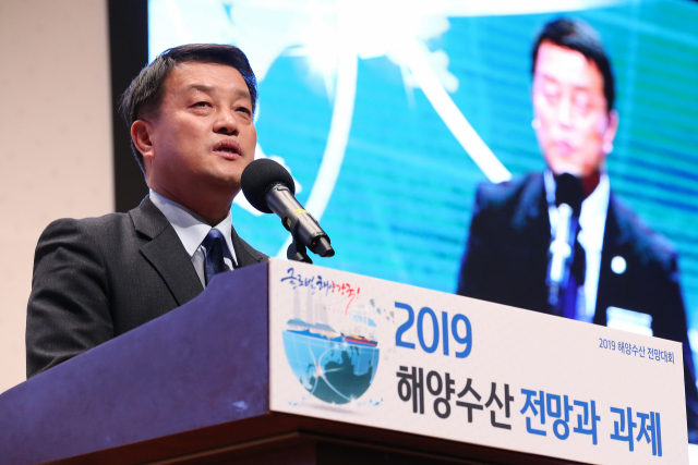 10일 오전 서울 강남구 코엑스에서 열린 2019 해양수산전망대회 개회식에서 윤준호 농림축산식품해양수산위원이 축사를 하고 있다. 연합뉴스