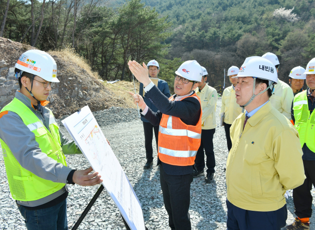 권영진 대구시장(오른쪽)이 4일 오후 대구4차순환고속도로 학봉터널 안전점검차 건설현장을 방문해 관계자로부터 현황을 보고받고 있다. 이날 안전점검은 오는 19일까지 공연장, 숙박시설 등 지역 다중이용시설 2천200여 시설물에 대해 실시되는 국가안전대진단 기간에 시행됐다. 연합뉴스