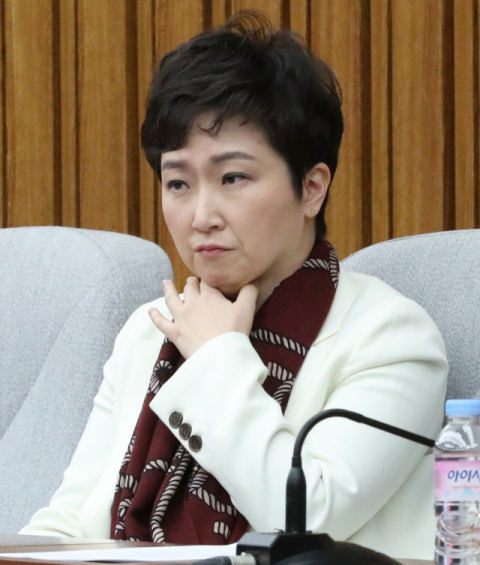 바른미래당 이언주 의원이 5일 국회에서 열린 최고위원-국회의원 연석회의에 참석해 있다. 연합뉴스