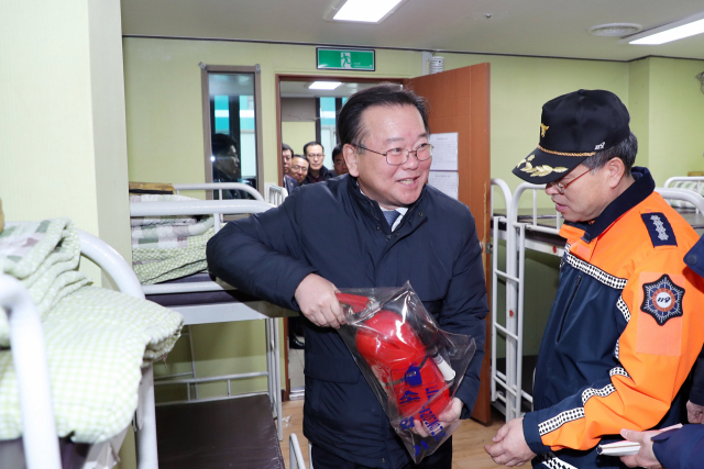 김부겸 행정안전부 장관이 설 연휴 첫날인 2일 오전 서울 서대문구 소재 노숙인 재활지원시설을 방문, 소방설비 등을 안전점검 하고 있다. 연합뉴스