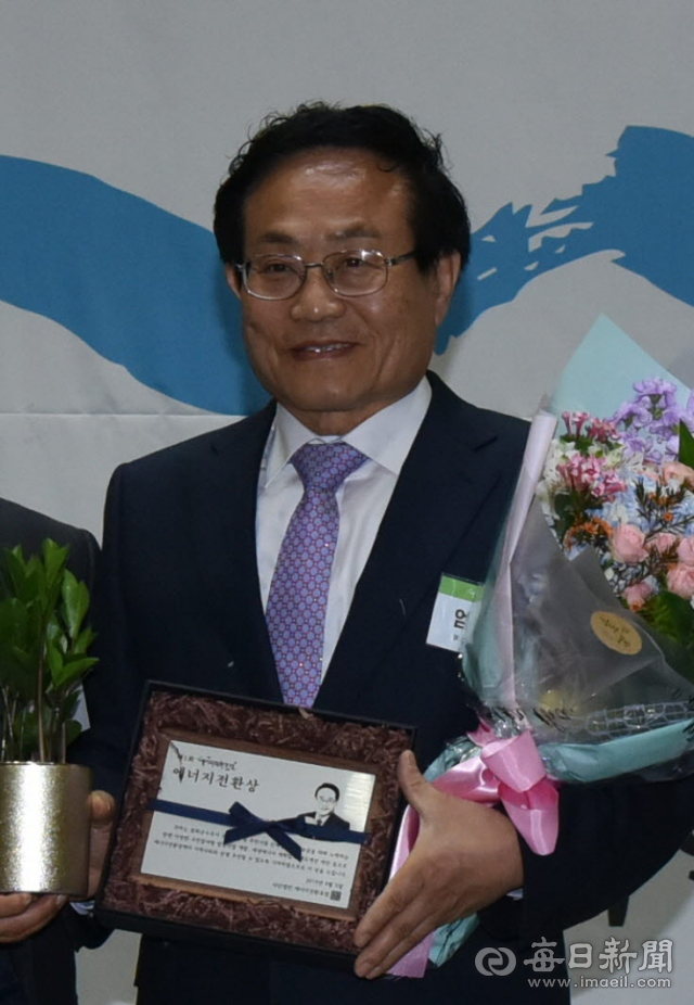 엄태항 봉화군수가 에너지전환상 기념패를 들고 기념사진을 찍고 있다. 봉화군 제공