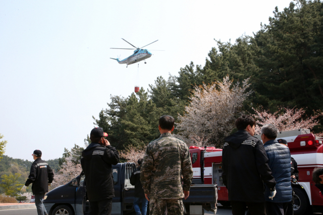 5일 오전 경북 포항시 북구 창포동 한 야산에서 불이 나 헬기가 물을 쏟아부어 끄고 있다. 연합뉴스