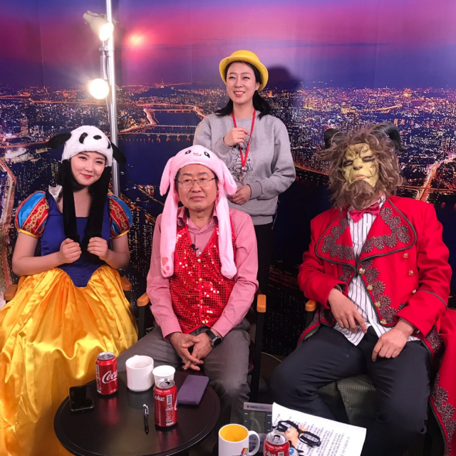 왼쪽부터 김민정 미녀 아나운서, 홍준표 전 대표, 야수(권성훈 기자), 홍 전 대표 뒤가 깜짝 등장한 배현진 TV홍카콜라 제작자(전 지상파 아나운서). 디지털국