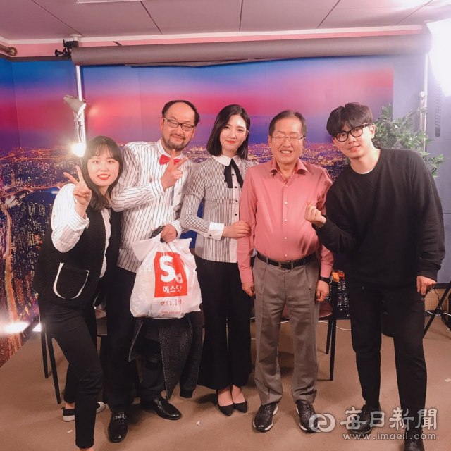 매일신문 매미야TV 제작진들이 5일 TV홍카콜라 스튜디오에서 녹화를 마친 뒤 기념촬영을 하고 있다. 매일신문 디지털국