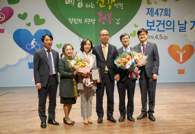 의료법인 근원의료재단 경산중앙병원 정민혜 이사장(왼쪽 세 번째)이 5일 제47회 보건의 날 기념식에서 경북도지사 표창을 받은 후 안경숙 경산시보건소장 등과 기념사진을 촬영하고 있다. 경산중앙병원 제공