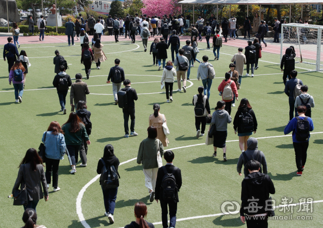 지난해 대구 시내 한 공무원 시험 고사장에서 응시자들이 시험을 마치고 귀가하고 있다. 매일신문DB