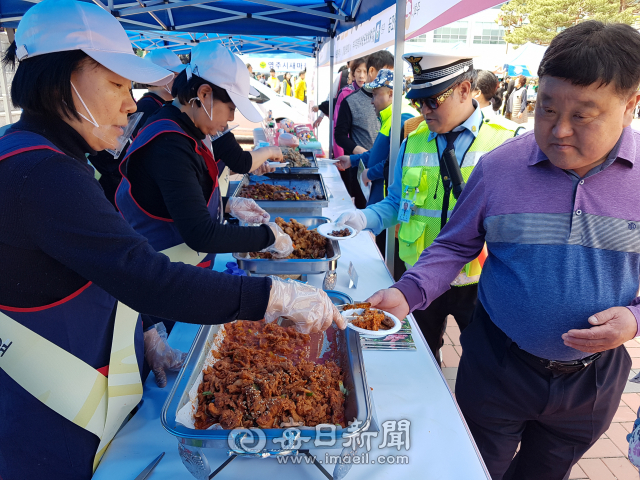 (사)대한한돈협회 영주시지부는 매콤한 고추장 불고기와 바삭한 식감의 강정·탕수육, 달콤한 소스가 일품인 찹스테이크 등 다양한 돼지고기 요리를 선보여 마라톤 참가자들과 봉사단 등에 큰 인기를 얻었다. 전종훈 기자