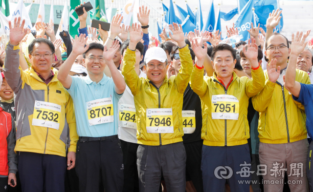 5km 코스에 참가한 내빈들이 출발에 앞서 손을 흔들고 있다. 왼쪽부터 이중호 영주시의회 의장, 최교일 자유한국당 의원, 이상택 매일신문 사장, 장욱현 영주시장, 윤종진 경북도행정부지사. 우태욱 기자 woo@imaeil.com