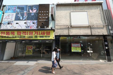대구 도심에 있는 롯데영플라자 대구점이 문을 닫은 가운데 인근 상권에 빈 상가가 늘면서 곳곳에 임대 문의 안내문이 붙어있다. 정운철 기자 woon@imaeil.com
