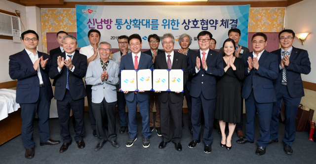 경상북도와 세계한인무역협회(OKTA) 필리핀지회가 신남방시장 개척을 위한 업무제휴 협약을 체결하고 기념사진을 찍고 있다. 경북도 제공