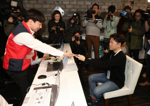 5일 오전 이통 3사는 일반 소비자를 대상으로 5G 서비스를 시작했다. 연합뉴스