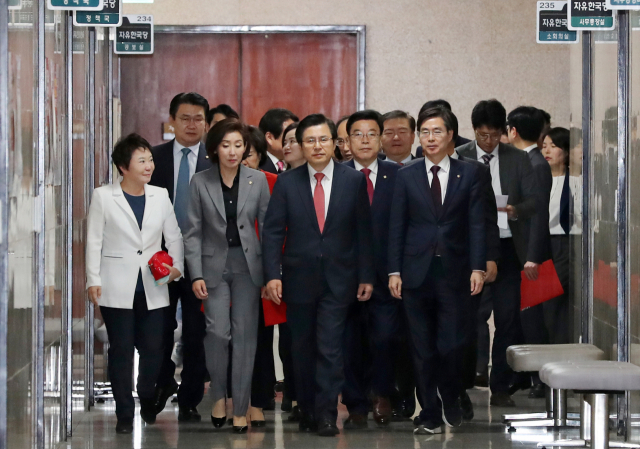 자유한국당 황교안 대표와 나경원 원내대표가 4일 국회에서 열린 최고위원회의 회의장으로 이동하고 있다. 연합뉴스