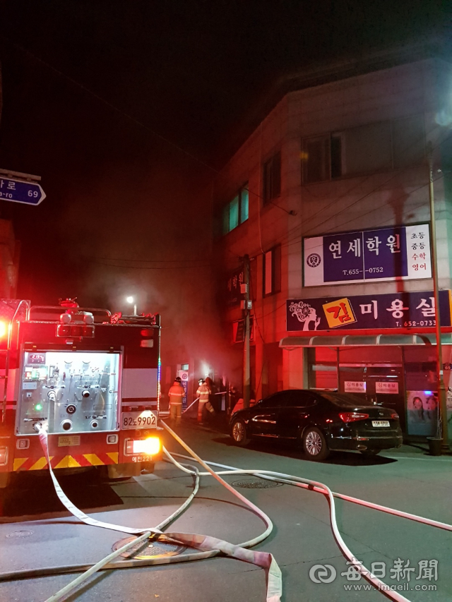 7일 새벽 2시 25분쯤 에천군 효자로 한 상가에서 화재가 발생해 1시간여 만에 진화됐다. 윤영민 기자
