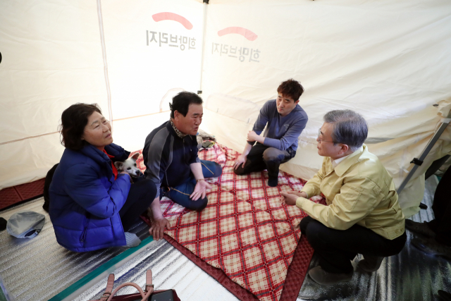 문재인 대통령이 5일 오후 속초·고성 산불로 터전을 잃은 주민들이 대피해 있는 강원도 고성군 토성면 천진초등학교를 방문해 이재민들을 위로하고 있다. 연합뉴스