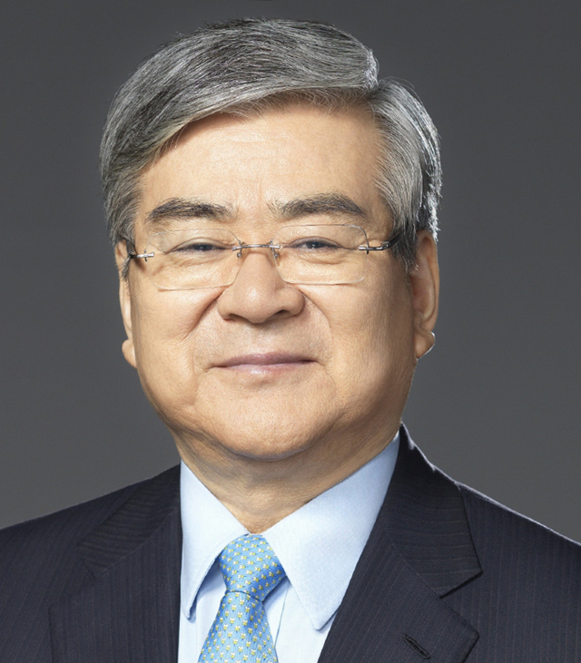 조양호 한진그룹 회장이 지난해 총 107억원 넘는 보수를 받은 것으로 1일 집계됐다. 전년과 비교하면 40억원 넘는 보수를 더 받은 것으로 나타났다. 연합뉴스