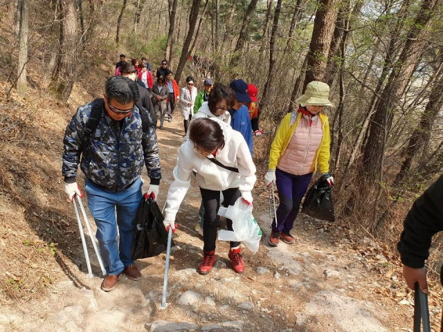 자유한국당 대구 수성갑 당원협의회(당협위원장 정순천)는 6일 수성구 욱수골 일대에서 당협 위원회 출범과 당원 화합을 다지기 위해 산행 행사를 가졌다. 당협 운영위원회, 청년위원회, 2030위원회 등 소속 당원들은 행사 후 욱수골, 망월지 일대에서 환경정화 활동도 펼쳤다.
