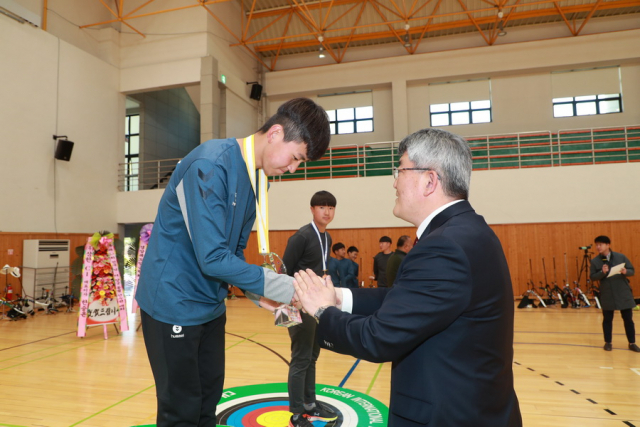 제53회 전국 남·여 양궁종별선수권대회 중등부 시상식에 참석한 김학동 예천군수가 김제덕 군에게 메달을 걸어주며 축하와 격려의 말을 전하고 있다. 예천군 제공