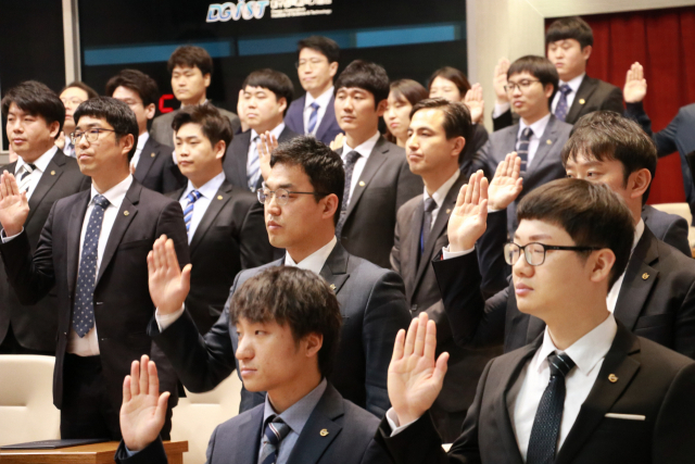DGIST는 8일 연구행정동 국제회의장에서 비정규직 행정·기술직 100명, 연구직 52명에 대해 정규직 전환 신규 임용식을 개최했다. DGIST 제공